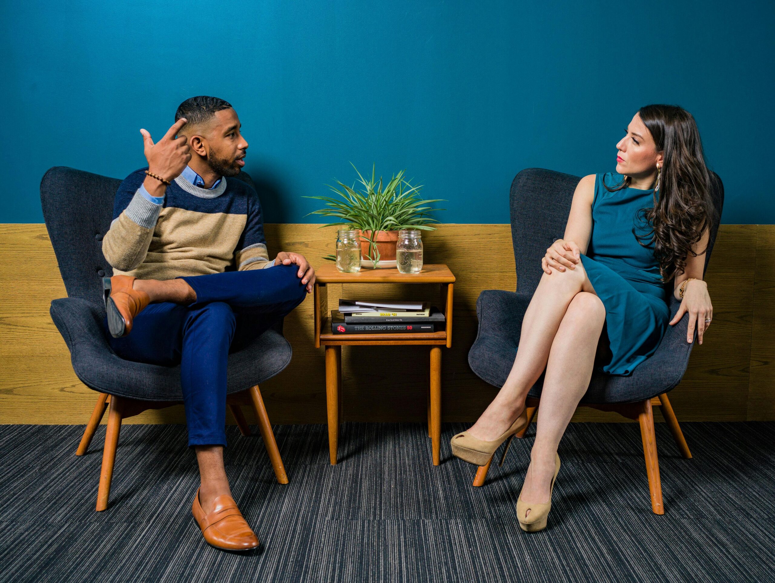 Two people sitting and engaged in conversation.